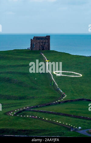 Abbotsbury, Dorset, Großbritannien. November 2019. Chapel Hill in Abbotsbury in Dorset, beleuchtet von Hunderten von Kerzen, die zur St. Catherine's Chapel auf dem Hügel führen, wo das jährliche Candles on the Hill Event stattfinden wird. Bild: Graham Hunt/Alamy Live News Stockfoto