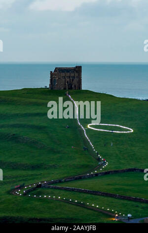 Abbotsbury, Dorset, Großbritannien. November 2019. Chapel Hill in Abbotsbury in Dorset, beleuchtet von Hunderten von Kerzen, die zur St. Catherine's Chapel auf dem Hügel führen, wo das jährliche Candles on the Hill Event stattfinden wird. Bild: Graham Hunt/Alamy Live News Stockfoto