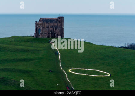 Abbotsbury, Dorset, Großbritannien. November 2019. Chapel Hill in Abbotsbury in Dorset, beleuchtet von Hunderten von Kerzen, die zur St. Catherine's Chapel auf dem Hügel führen, wo das jährliche Candles on the Hill Event stattfinden wird. Bild: Graham Hunt/Alamy Live News Stockfoto