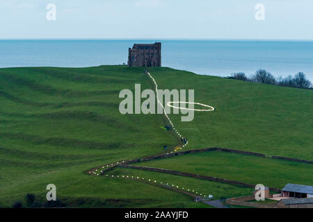 Abbotsbury, Dorset, Großbritannien. November 2019. Chapel Hill in Abbotsbury in Dorset, beleuchtet von Hunderten von Kerzen, die zur St. Catherine's Chapel auf dem Hügel führen, wo das jährliche Candles on the Hill Event stattfinden wird. Bild: Graham Hunt/Alamy Live News Stockfoto