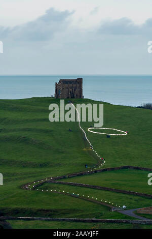 Abbotsbury, Dorset, Großbritannien. November 2019. Chapel Hill in Abbotsbury in Dorset, beleuchtet von Hunderten von Kerzen, die zur St. Catherine's Chapel auf dem Hügel führen, wo das jährliche Candles on the Hill Event stattfinden wird. Bild: Graham Hunt/Alamy Live News Stockfoto