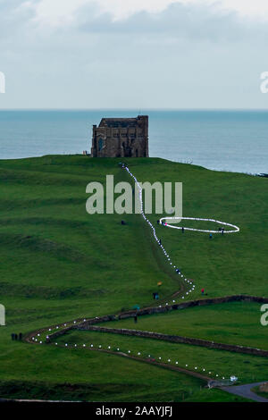 Abbotsbury, Dorset, Großbritannien. November 2019. Chapel Hill in Abbotsbury in Dorset, beleuchtet von Hunderten von Kerzen, die zur St. Catherine's Chapel auf dem Hügel führen, wo das jährliche Candles on the Hill Event stattfinden wird. Bild: Graham Hunt/Alamy Live News Stockfoto