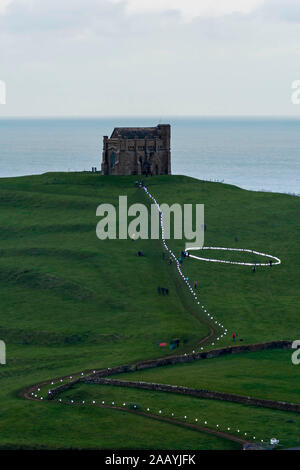 Abbotsbury, Dorset, Großbritannien. November 2019. Chapel Hill in Abbotsbury in Dorset, beleuchtet von Hunderten von Kerzen, die zur St. Catherine's Chapel auf dem Hügel führen, wo das jährliche Candles on the Hill Event stattfinden wird. Bild: Graham Hunt/Alamy Live News Stockfoto