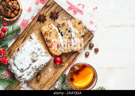 Stollen traditionelle Weihnachten ftuitcake mit getrockneten Früchten und Mutter Stockfoto