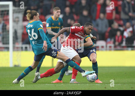 Middlesbrough, UK. 24. November 2019. Middlesbrough ist Britt Assombalonga Schlachten mit Hull City Callum Elder und Jackson Irvine während der Sky Bet Championship Match zwischen Middlesbrough und Hull City im Riverside Stadium, Middlesbrough am Sonntag, den 24. November 2019. Stockfoto