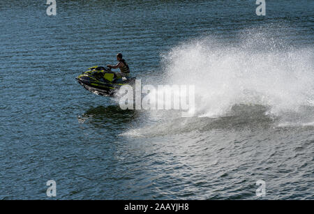 Praia Fluvial Bitetos, Portugal - 17 August 2019: Sea Doo Jet Rider im Fluss durch die Bitetos Strand im Douro Tal Stockfoto