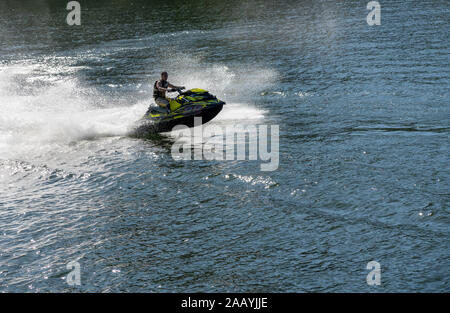 Praia Fluvial Bitetos, Portugal - 17 August 2019: Sea Doo Jet Rider im Fluss durch die Bitetos Strand im Douro Tal Stockfoto