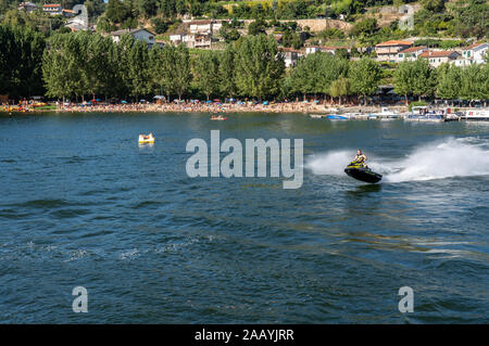 Praia Fluvial Bitetos, Portugal - 17 August 2019: Sea Doo Jet Rider im Fluss durch die Bitetos Strand im Douro Tal Stockfoto