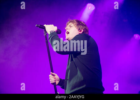 Manchester, Großbritannien. 23. November 2019. Schottische singer/songwriter Lewis Capaldi führt live an der Manchester Academy 1 im ausverkauften Show. Stockfoto