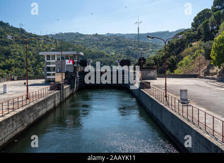 Barragem do Carrapatelo, Portugal - 17 August 2019: River Cruise Boot in die Schleuse des Carrapatelo Stausee am Fluss Douro Stockfoto