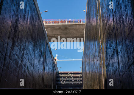 Barragem do Carrapatelo, Portugal - 17 August 2019: Einheimische, sehen Sie sich eine Bootsfahrt in der sehr tiefen Schloss der Carrapatelo Stausee am Fluss Douro. Stockfoto