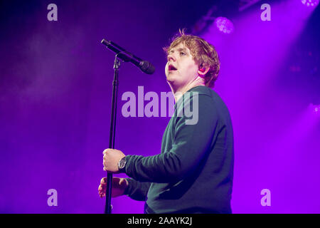 Manchester, Großbritannien. 23. November 2019. Schottische singer/songwriter Lewis Capaldi führt live an der Manchester Academy 1 im ausverkauften Show. Stockfoto