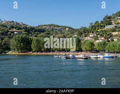 Praia Fluvial Bitetos, Portugal - 17 August 2019: Einheimische auf dem Bitetos Strand am Fluss im Douro Tal Stockfoto