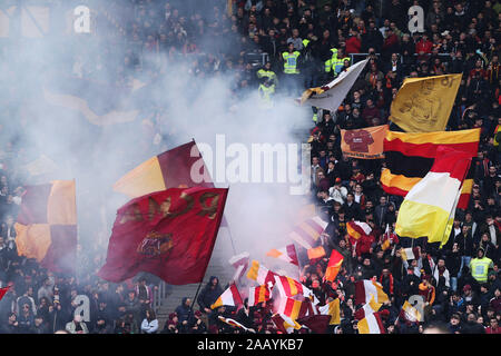 Rom, Italien. 24 Nov, 2019. Unterstützer der Roma während der Italienischen Meisterschaft in der Serie A Fußballspiel zwischen AS Roma und Brescia Calcio am 24. November 2019 im Stadio Olimpico in Rom, Italien - Foto Federico Proietti/ESPA-Bilder Quelle: European Sports Fotografische Agentur/Alamy leben Nachrichten Stockfoto