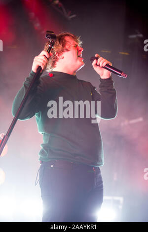 Manchester, Großbritannien. 23. November 2019. Schottische singer/songwriter Lewis Capaldi führt live an der Manchester Academy 1 im ausverkauften Show. Stockfoto