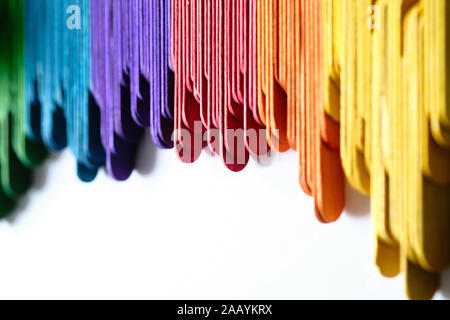 Isolierte Popsicle Ice Cream Sticks mit Farbrad Form Stockfoto