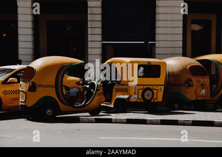 Coco Taxi in der Altstadt geparkt Stockfoto