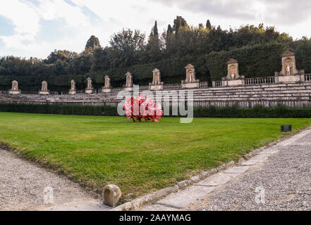 Das Amphitheater in den Boboli-gärten des Palazzo Pitti mit einer temporären Installation von Tony Cragg "gewerblicher Art", Florenz, Toskana, Italien Stockfoto