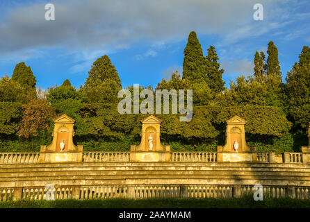 Blick auf das Amphitheater des Boboli Gärten des Palazzo Pitti in sonniger Herbsttag im Zentrum von Florenz, Unesco W.H. Ort, Toskana, Italien Stockfoto