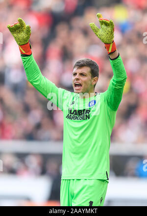 Stuttgart, Deutschland. 24 Nov, 2019. torwart Benjamin Uphoff (KSC) individuelle Maßnahmen, zugeschnitten. GES/Fußball/2. Bundesliga: VfB Stuttgart - Karlsruher SC, 24.11.2019 Fußball: 2. Liga: VfB Stuttgart vs Karlsruher SC, Stuttgart, 24. November 2019 | Verwendung der weltweiten Kredit: dpa/Alamy leben Nachrichten Stockfoto