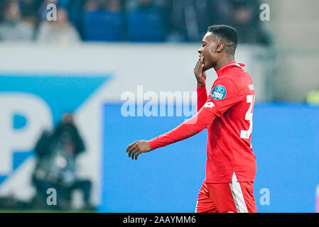 Sinsheim, Deutschland. 24 Nov, 2019. Fussball: Bundesliga, TSG 1899 Hoffenheim - FSV Mainz 05, 12. Spieltag in der PreZero Arena. Ridle Baku von Mainz verlässt das Feld nach der roten Karte. Foto: Uwe Anspach/dpa - WICHTIGER HINWEIS: In Übereinstimmung mit den Anforderungen der DFL Deutsche Fußball Liga oder der DFB Deutscher Fußball-Bund ist es untersagt, zu verwenden oder verwendet Fotos im Stadion und/oder das Spiel in Form von Bildern und/oder Videos - wie Foto Sequenzen getroffen haben./dpa/Alamy leben Nachrichten Stockfoto