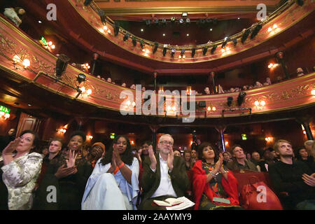 Labour-führer Jeremy Corbyn im Theatre Royal Stratford East London, vor der Ankündigung Kunst seiner Partei "für alle". Stockfoto