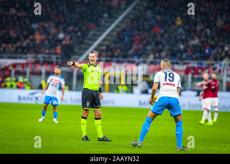 Mailand, Italien. 23 Nov, 2019. Daniele orsato refereeduring AC Mailand vs SS Napoli, italienische Fußball Serie A Männer Meisterschaft in Mailand, Italien, 23. November 2019 - LPS/Fabrizio Carabelli Credit: Fabrizio Carabelli/LPS/ZUMA Draht/Alamy leben Nachrichten Stockfoto