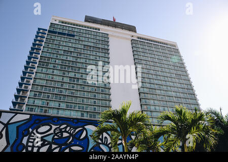 Fassade des Habana Libre Hotels mit Palmen Stockfoto