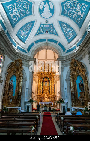 Lamego, Portugal - 17 August 2019: Touristen Ansicht der Innenraum des Santuario de Nossa Senhora dos Remedios Kirche Stockfoto