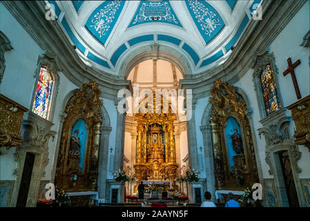 Lamego, Portugal - 17 August 2019: Touristen Ansicht der Innenraum des Santuario de Nossa Senhora dos Remedios Kirche Stockfoto