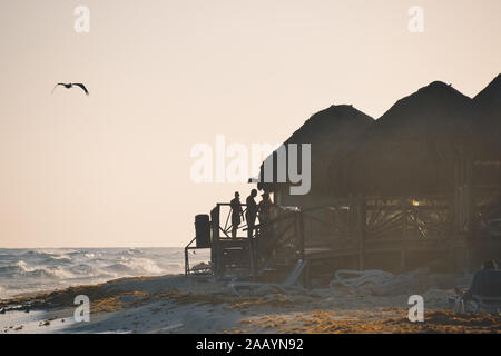 Sonnenuntergang in einer Strandbar bei Cayo Largo Stockfoto