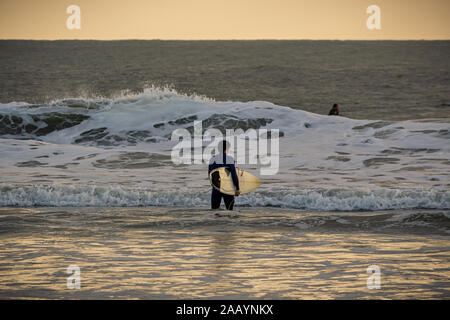 Ein Surfer in das Meer, Caravelos Beach, Portugal Stockfoto