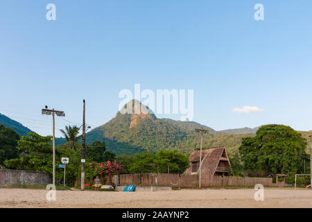 Ilha Grande, Brasilien. 24. Dezember, 2012. Strandpromenade, Chalet auf sandigen Strand während der sonnigen Morgen im Vila tun sehen Santorini Santorini (Dorf), Ilha Grande, die Gemeinde von Angra dos Reis, Bundesstaat Rio de Janeiro, Brasilien. Am 5. Juli 2019, Ilha Grande wurde von der UNESCO als Weltkulturerbe eingetragen. Stockfoto