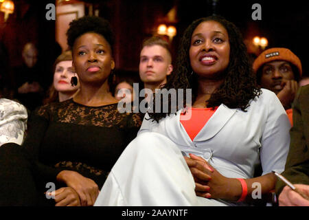 Emeli Sande (links) und Dawn Butler sitzen nebeneinander im Theatre Royal Stratford East London, vor Labour Party leader Jeremy Corbyn Künste seiner Partei "für alle" verkündet. Stockfoto