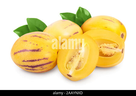 Frische Pepino Obst mit Blättern auf weißem Hintergrund. Stockfoto