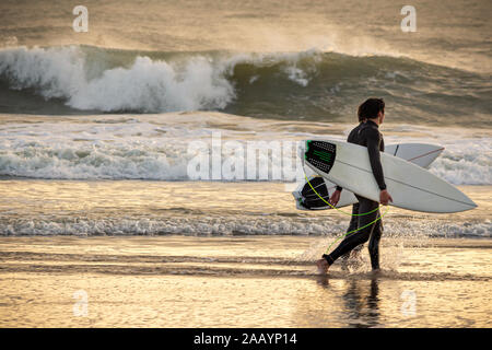 Zwei Surfer in das Meer, Caravelos Beach, Portugal Stockfoto