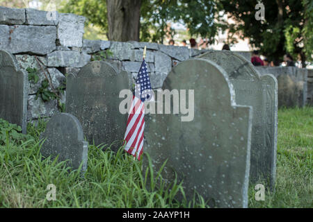 AKA als Begraben Punkt Friedhof ist einer der ältesten Friedhöfe in USA. Bekannt für die Hexen Gräber, Es liegt in der Innenstadt von Salem neben Pickman Gehäuse Stockfoto