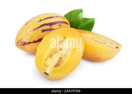 Frische Pepino Obst mit Blättern auf weißem Hintergrund. Stockfoto