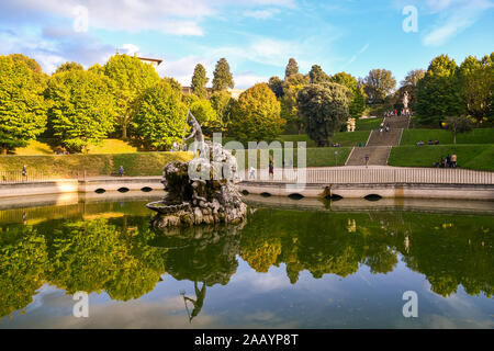 Malerischer Blick auf die Boboli Gärten des Palazzo Pitti mit dem Becken von Neptun und der Brunnen von Neptun im Herbst, Florenz, Toskana, Italien Stockfoto