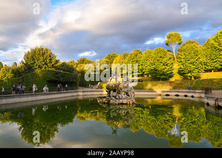 Malerischer Blick auf die Boboli Gärten des Palazzo Pitti mit dem Becken von Neptun und der Brunnen von Neptun im Herbst, Florenz, Toskana, Italien Stockfoto