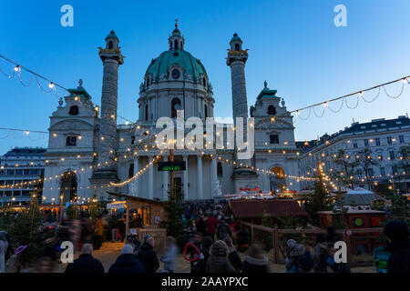 Kunst Weihnachten Weihnachtsmarkt in Wien am Karsplatz mit vielen Menschen Stockfoto