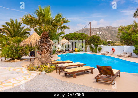 Naxos, Griechenland - 21. Mai 2017: Modernes Schwimmbad mit Sonnenliegen an Medusa Resort am Strand von Plaka. Die Insel Naxos. Stockfoto