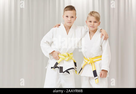 Porträt von zwei judoka im Kimono stehen und umarmen einander, und wenn man die Kamera Stockfoto