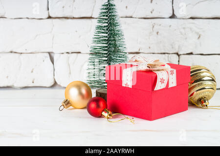 Weihnachten Hintergrund. Rote und goldene Verzierungen auf Weiß. Stockfoto