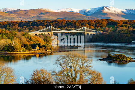 Die menai Suspension Bridge, und überqueren Sie die Menai Straits, verknüpfen Anglesey mit Gwynedd in Nordwales. Im November 2019 getroffen. Stockfoto