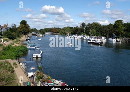 Blick von Hampton Court Brücke, auf der Themse in Molesey, Surrey, mit Booten und Yachten entlang des Flusses Banken und Molesey Lock vor Stockfoto