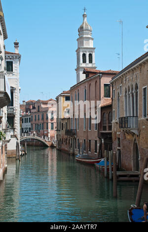 Venedig, Italien: traditionelle Gebäude, den Kanal Rio de La Pleta, Turm der Kirche Sant'Antonin, eine Kirche im Sestiere (Bezirk) von Castello Stockfoto