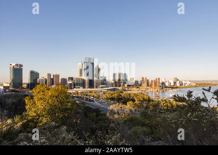 Panoramablick auf den Ionischen Skyline und Wolkenkratzer von Perth, Western Australia, vom Kings Park aus gesehen Stockfoto