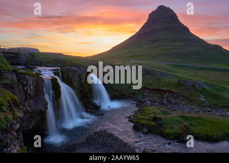 Sonnenuntergang um Mitternacht über Mt Kirkjufell & Kirkjufellsfoss in Grundarfjörður - Snaefellsnes Island - Island Mitternachtssonne Landschaft. Stockfoto