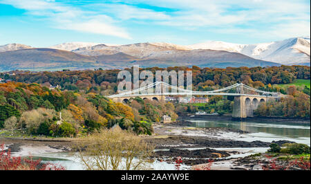 Die menai Suspension Bridge, und überqueren Sie die Menai Straits, verknüpfen Anglesey mit Gwynedd in Nordwales. Im November 2019 getroffen. Stockfoto